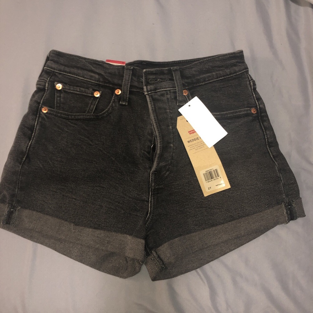 Levi’s High Waisted Shorts ! 🖤